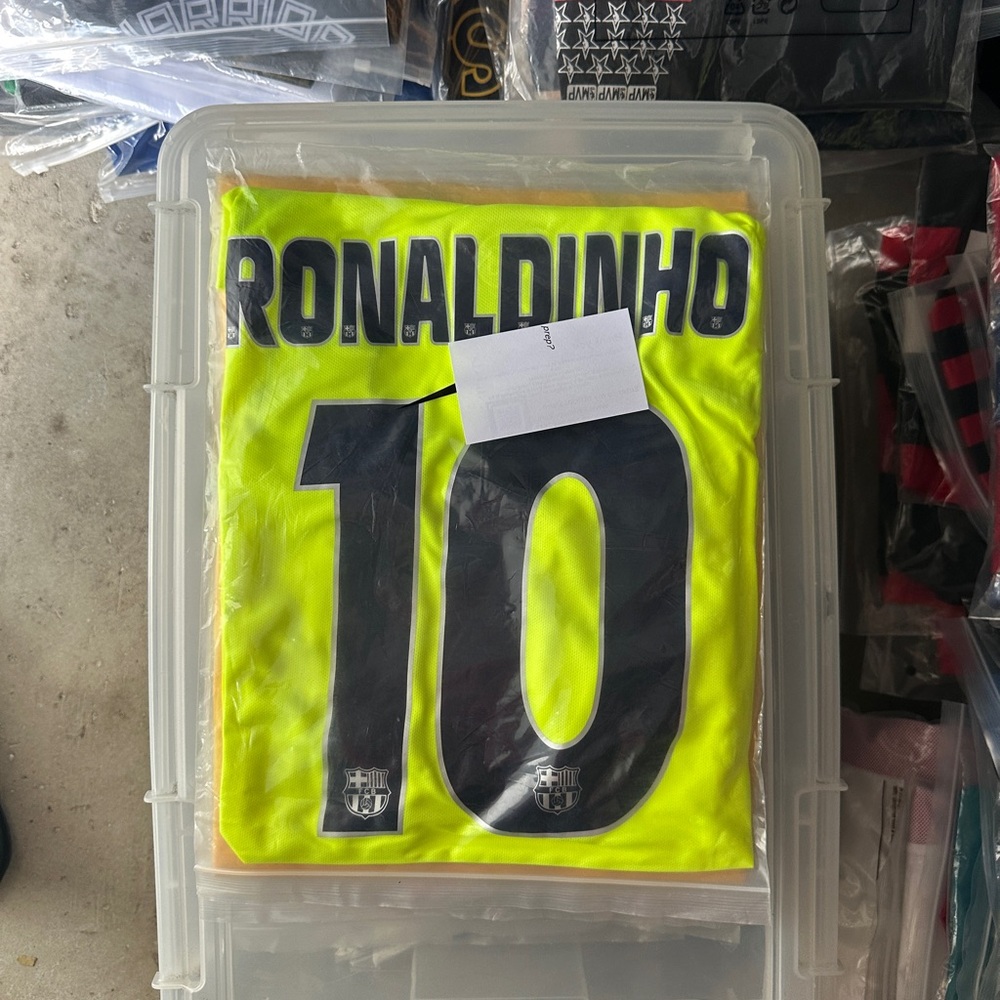 Barcelona Ronaldinho 2005/06 Soccer Jersey Yellow - Picture 4 of 6